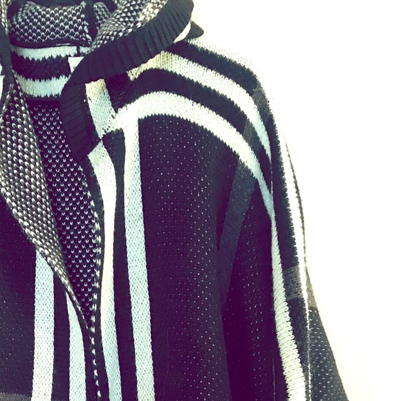 Poncho à capuchon - Picture 1 of 3